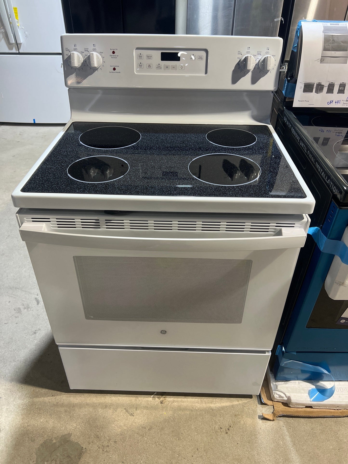 GE JCB630DKWW Range, 30" Exterior Width, Electric Range, Self Clean, Glass Burners (Electric), 4 Burners, 5.0 cu. ft. Capacity, Storage Drawer, 1 Ovens, 2000W, Rear Controls, White colour RF