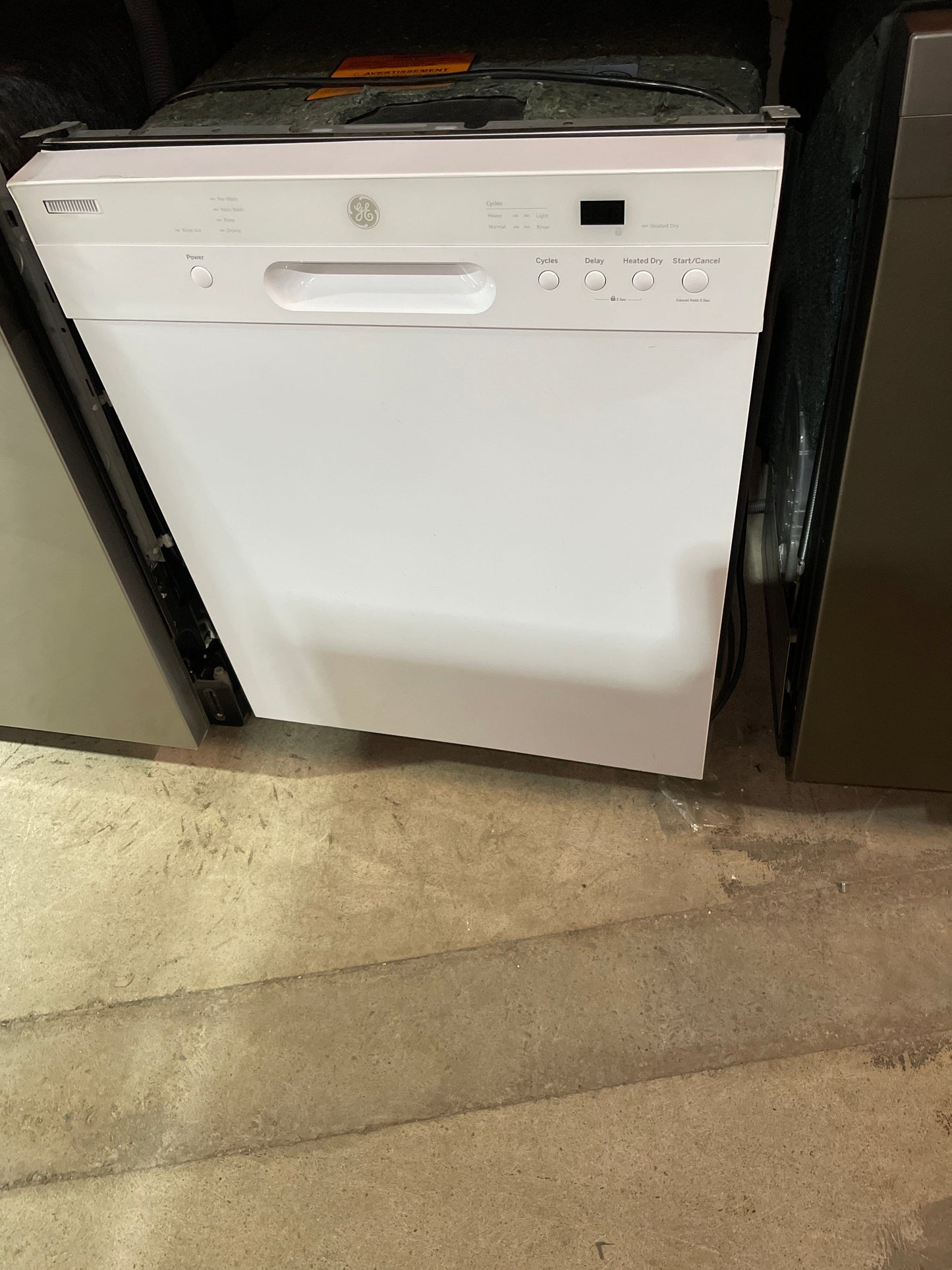 GBF410SGPWW GE 24" Built-In Dishwasher, 3 Wash Cycles, Front Control, White