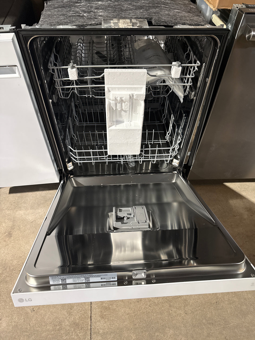 LG Electronics 24-inch Front Control Dishwasher (LDFC2423W)
