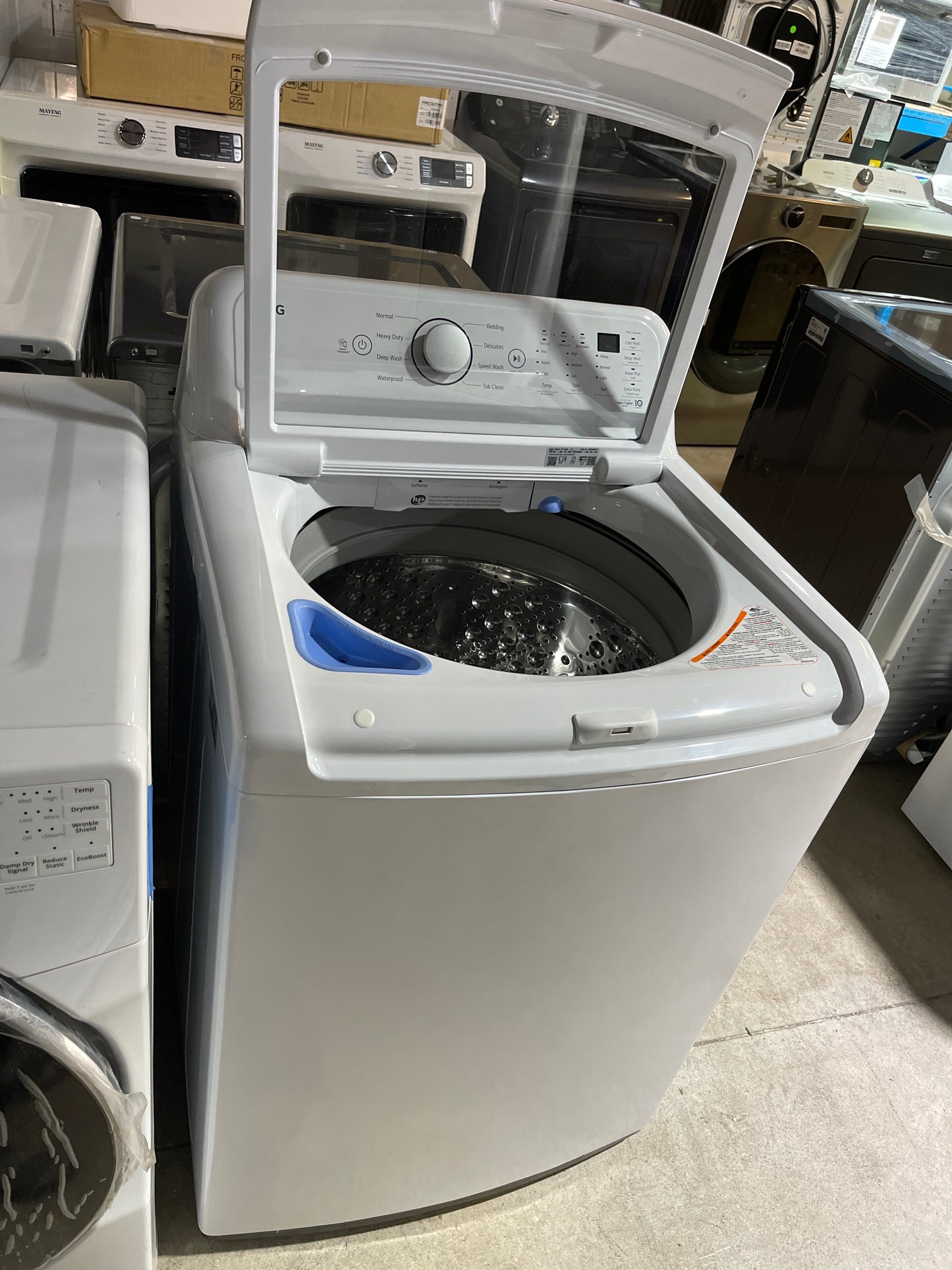 LG (WT7150CW) Top Load Washer, 27" Width, ENERGY STAR Certified, 5.8 cu. ft. Capacity, 8 Wash Cycles, 800 RPM Washer Spin Speed, White colour