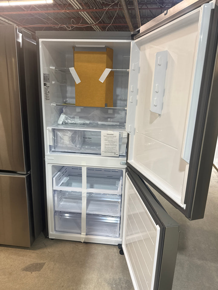 Samsung RB16DG6000SLAA Bottom Freezer Counter Depth Refrigerator, 30 inch Width, Counter Depth, ENERGY STAR Certified, 16.2 cu. ft. Capacity, Stainless Look colour, SpaceMax™