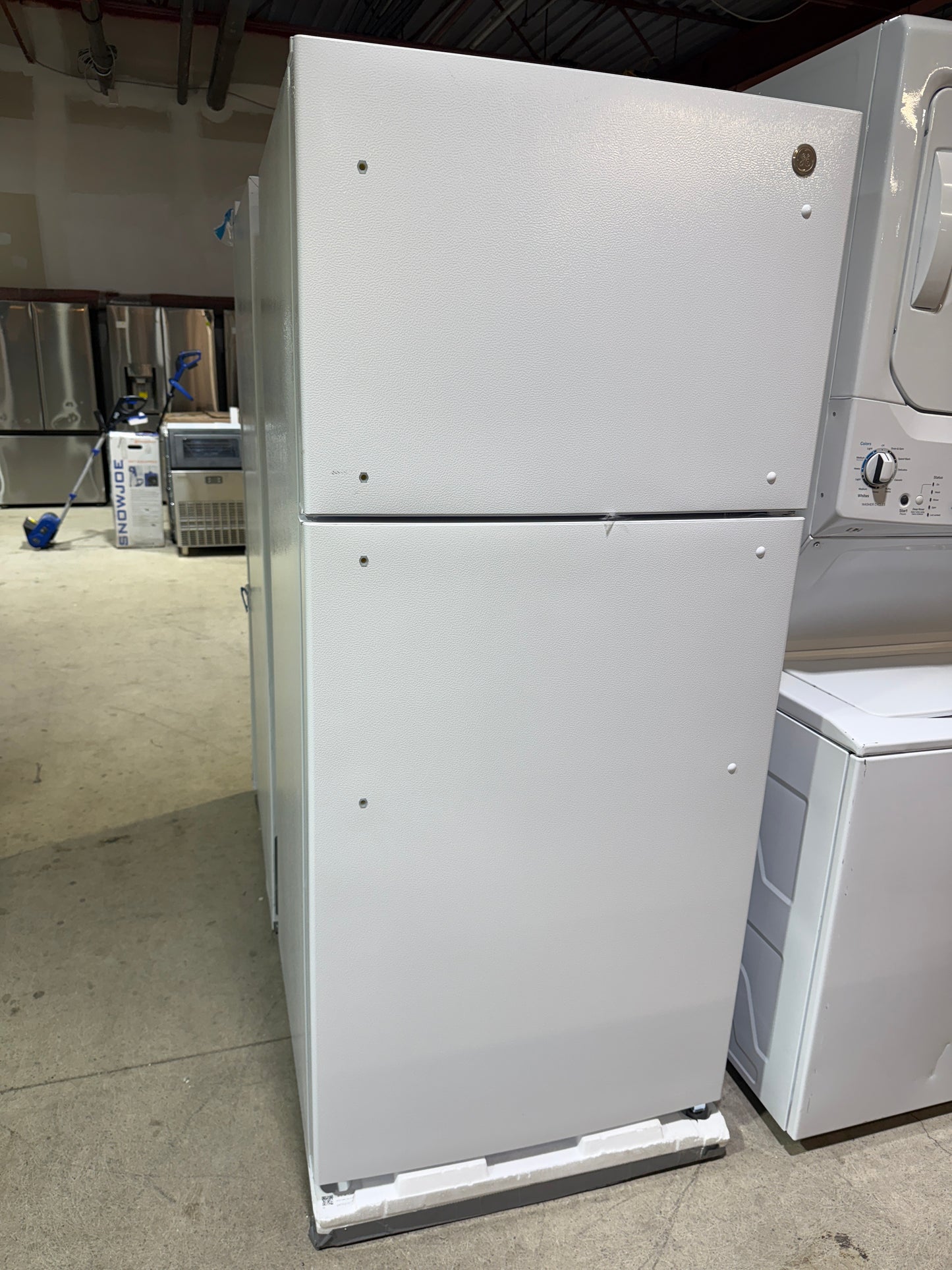 GE GTE18FTLKWW Top Freezer Refrigerator, 30 inch Width, ENERGY STAR Certified, 18 cu. ft. Capacity, White color