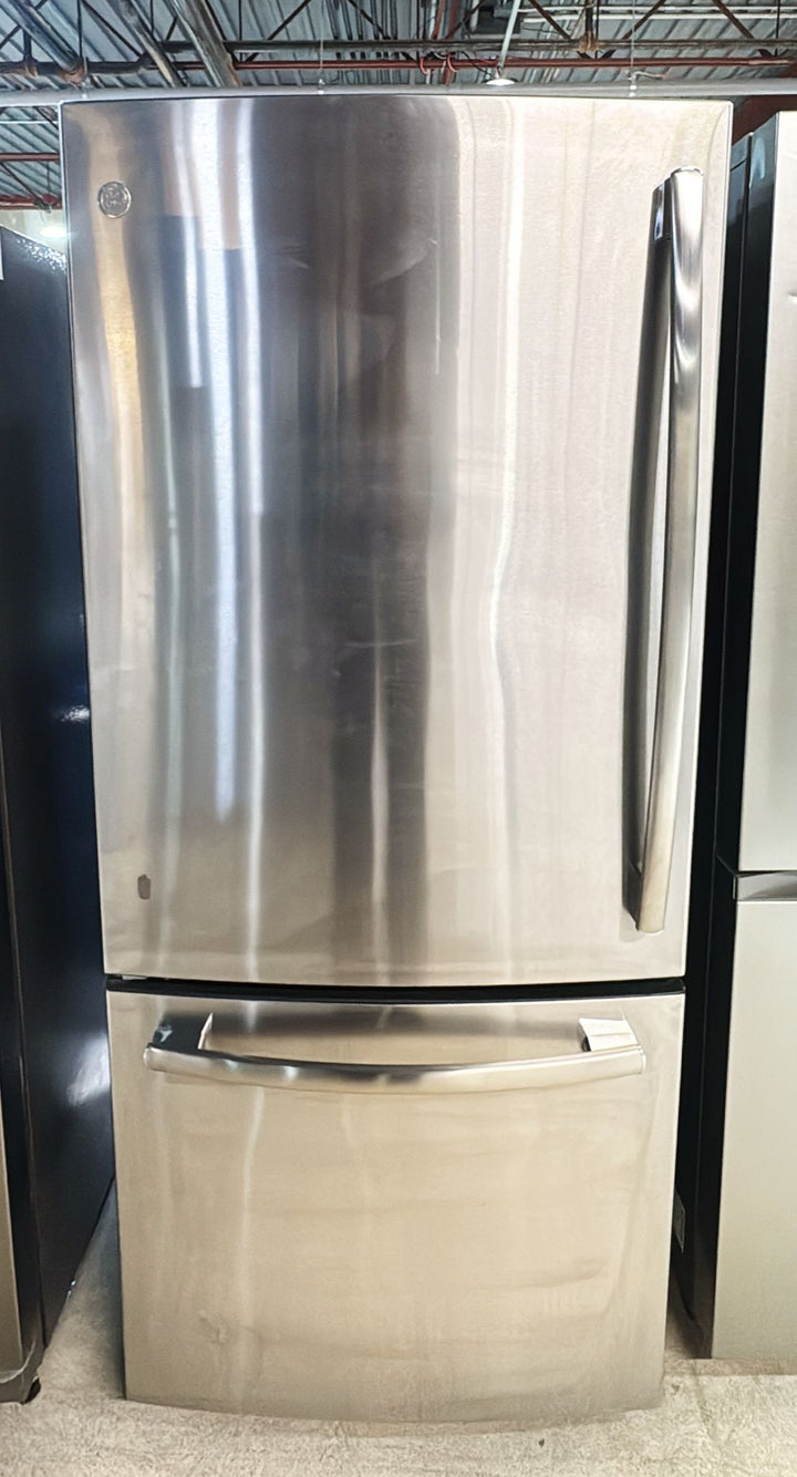 GE GBE21ASKSS Bottom Freezer Refrigerator, 30 inch Width, ENERGY STAR Certified, 20.9 cu. ft. Capacity, Stainless Steel colour