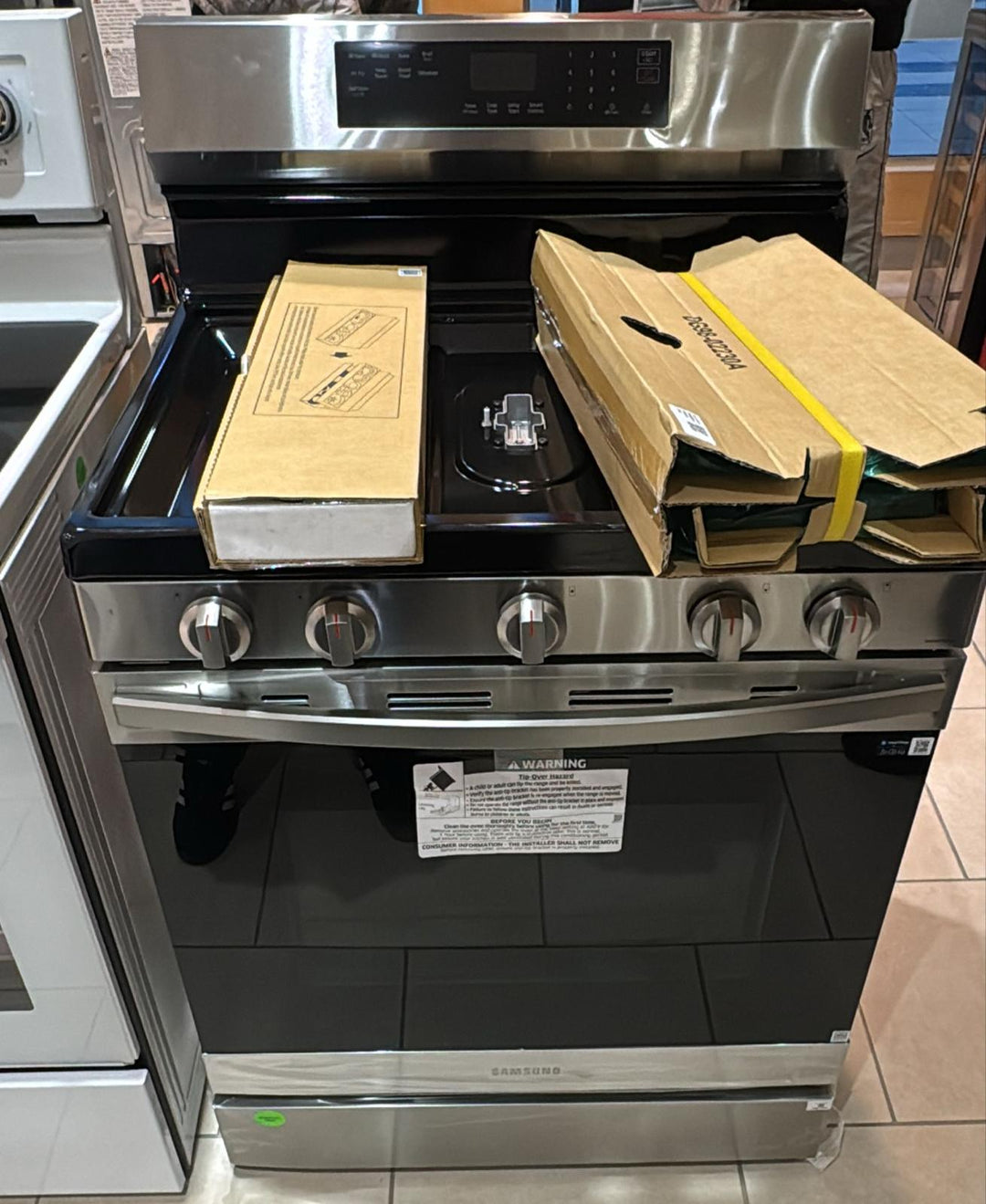 Samsung NX60A6511SS - NX60A6511SS/AA Gas Range, 6 cu. ft. Capacity, 30 inch Exterior Width, Self Clean, Convection, 5 Burners, Storage Drawer, Yes, 18,000 BTU Highest Burner, Stainless Steel colour, SmartThings™ Aluminum Griddle