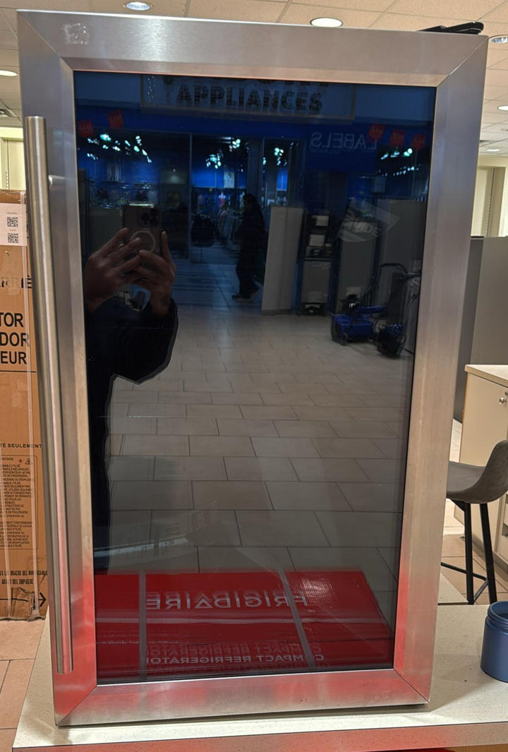 Beverage Center, 19" Width, Stainless Steel (GCS04GLRTSC)