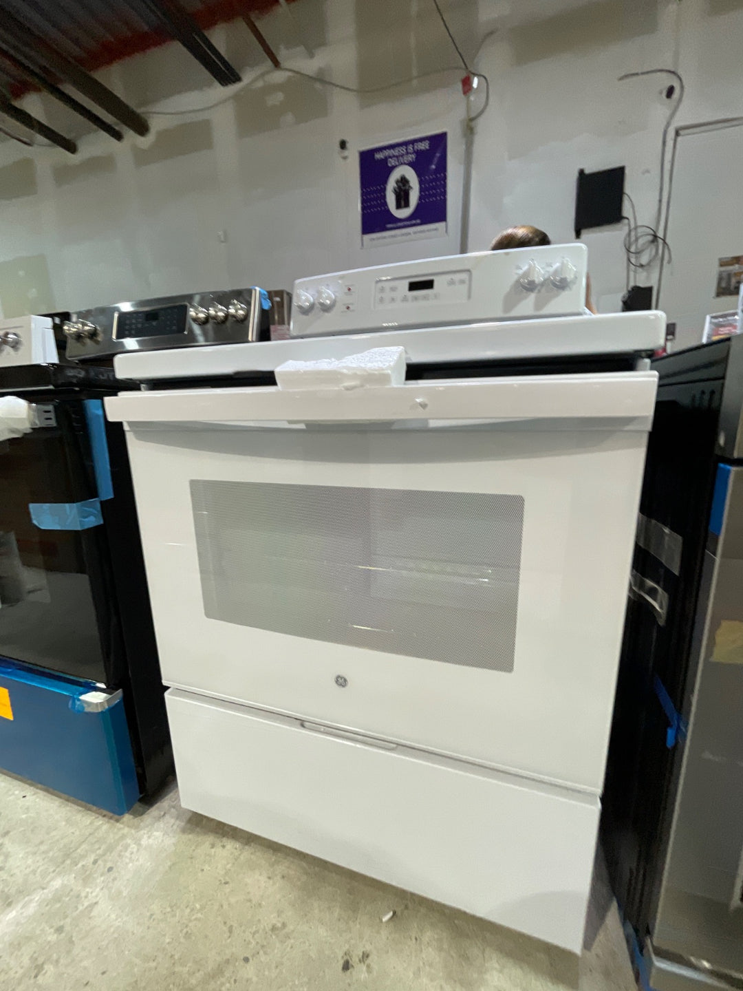 GE JCB630DKWW Range, 30" Exterior Width, Electric Range, Self Clean, Glass Burners (Electric), 4 Burners, 5.0 cu. ft. Capacity, Storage Drawer, 1 Ovens, 2000W, Rear Controls, White colour RF