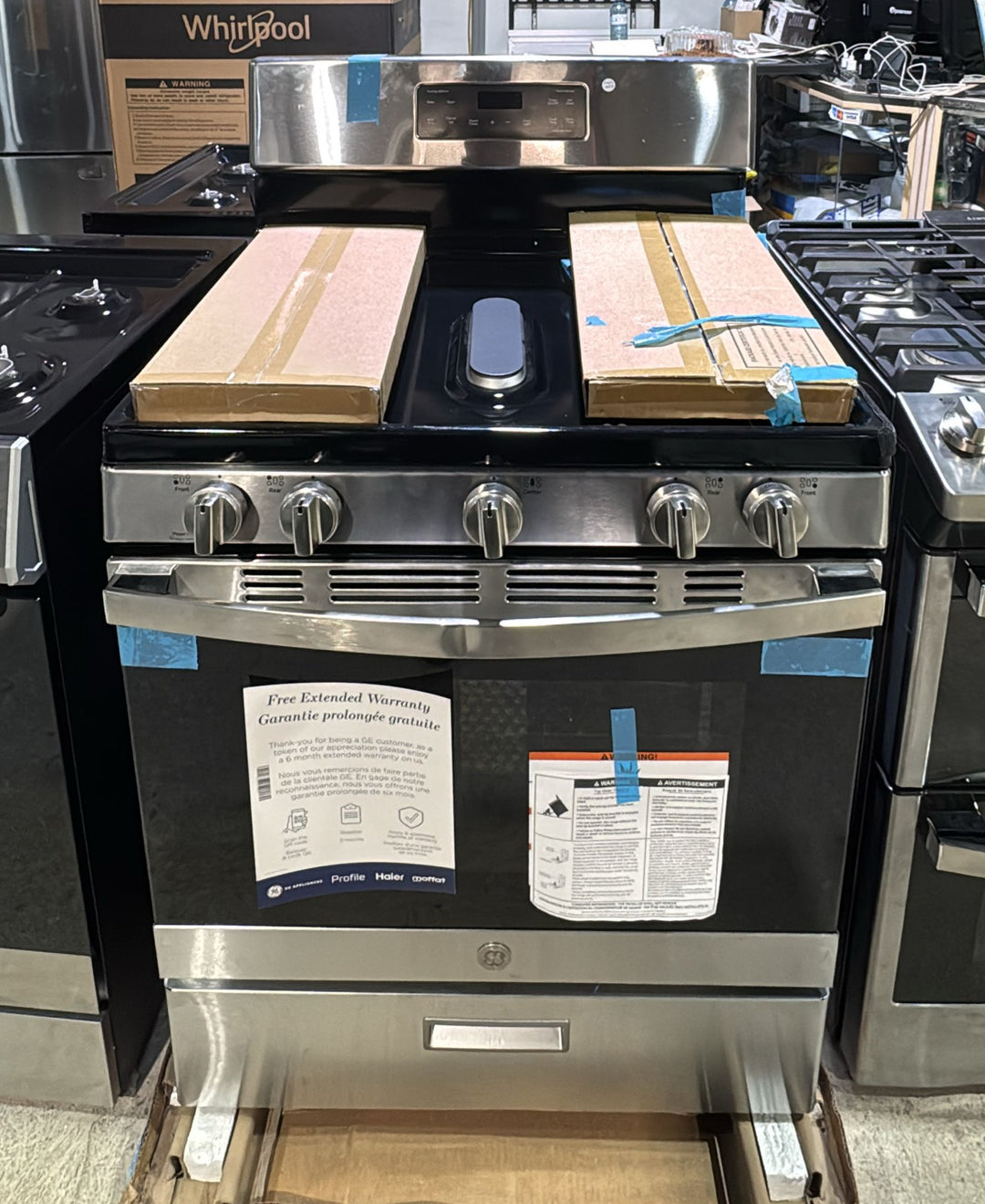 GE JCGBS66SEKSS Gas Range, 5 cu. ft. Capacity, 30 inch Exterior Width, Manual Clean, 5 Burners, Broiler Drawer, 15,000 BTU Highest Burner, Stainless Steel colour